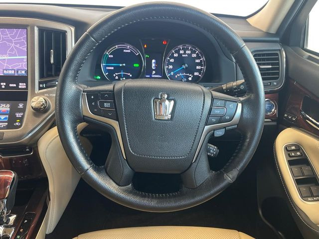 �C���e���A�ɍ��킹���f�U�C���̃X�e�A�����O�́A�^�]�������̂��Ƃ��l���A�^�]���₷���`��A�傫���ł��B�����x�A���ۂɐG���Ă��m���߂��������B