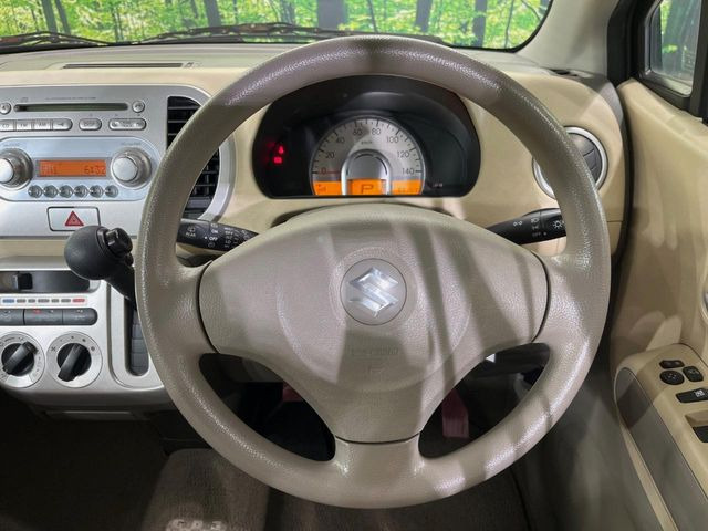 �C���e���A�ɍ��킹���f�U�C���̃X�e�A�����O�́A�^�]�������̂��Ƃ��l���A�^�]���₷���`��A�傫���ł��B�����x�A���ۂɐG���Ă��m���߂��������B