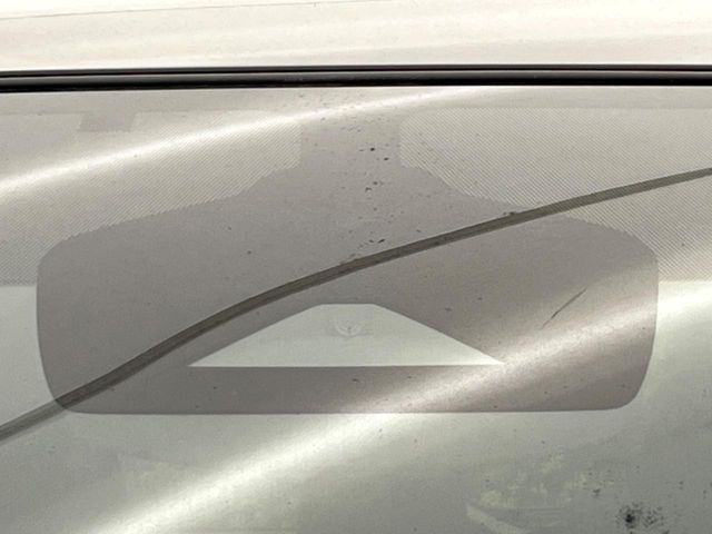 【インテリジェントエマージェンシーブレーキ】フロントカメラで前方の車両や歩行者を検知。衝突しそうな時は衝突被害軽減ブレーキが作動、衝突回避をサポート。より安全にドライブをお楽しみいただけます。