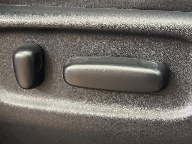 【メモリー機能付きパワーシート】ドライバーごとに設定したシート位置を記憶して、ボタン一つで切り替えできる便利な機能!運転する方が複数名いらっしゃるご家庭におすすめです♪