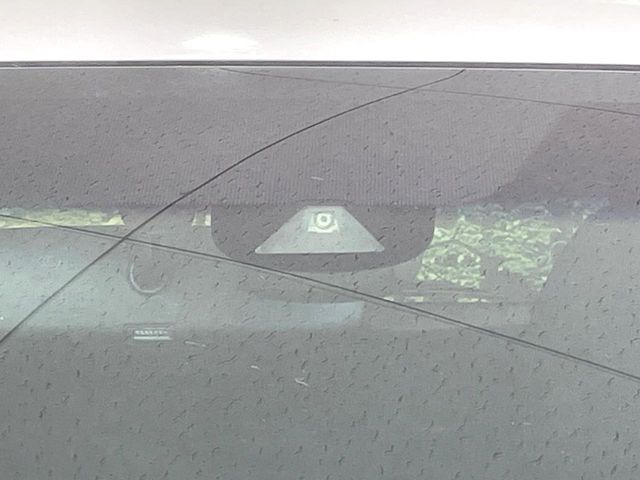 【ホンダセンシング】走行中に前方の車両等を認識し、衝突しそうな時は警報とブレーキで衝突回避と被害軽減をアシスト。より安全にドライブをお楽しみいただけます。
