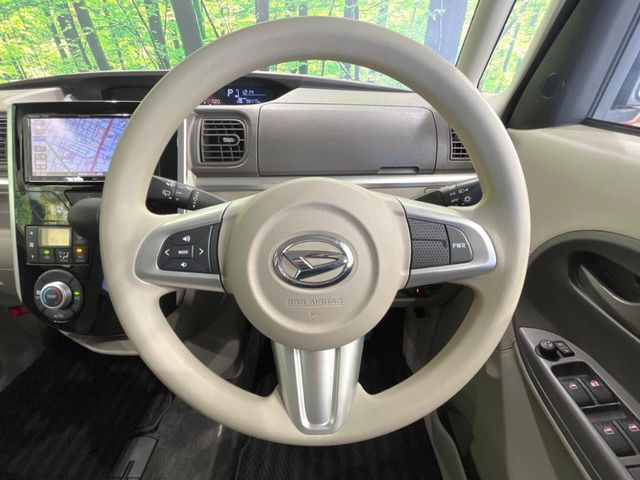 �C���e���A�ɍ��킹���f�U�C���̃X�e�A�����O�́A�^�]�������̂��Ƃ��l���A�^�]���₷���`��A�傫���ł��B�����x�A���ۂɐG���Ă��m���߂��������B