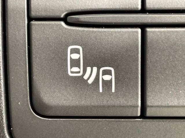 【ブラインドスポットモニタリング】走行中、ドアミラーの死角になりやすい箇所に後続車が接近するとサイドミラー付近に警告を表示、ドライバーに注意喚起をしてくれます。