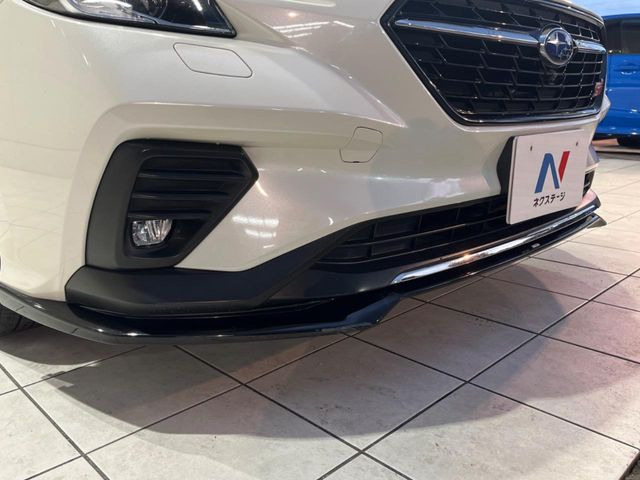 �ySTI�X�^�C���p�b�P�[�W�z�t�����g�E�T�C�h�E���A��STI�̃G�A���œ���B�O�ς̃X�|�[�e�B�[�����ۗ������Ă���邾���łȂ��A�������s���̋�̓o�����X���œK�����Ă���܂��B