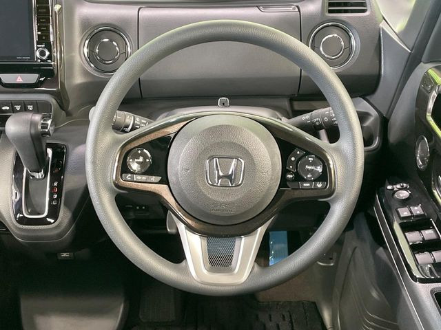 �C���e���A�ɍ��킹���f�U�C���̃X�e�A�����O�́A�^�]�������̂��Ƃ��l���A�^�]���₷���`��A�傫���ł��B�����x�A���ۂɐG���Ă��m���߂��������B