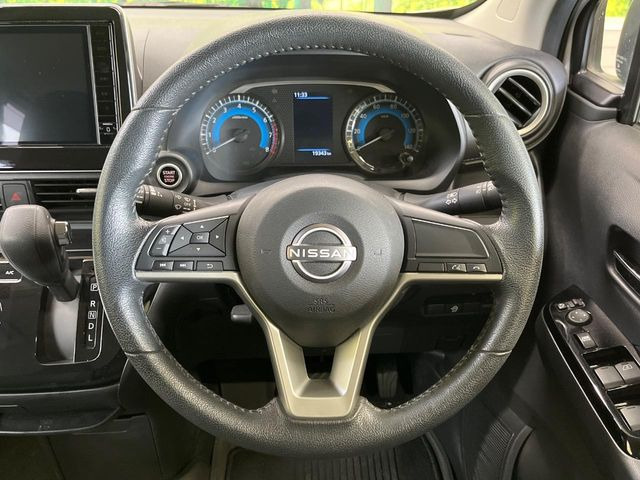 �C���e���A�ɍ��킹���f�U�C���̃X�e�A�����O�́A�^�]�������̂��Ƃ��l���A�^�]���₷���`��A�傫���ł��B�����x�A���ۂɐG���Ă��m���߂��������B