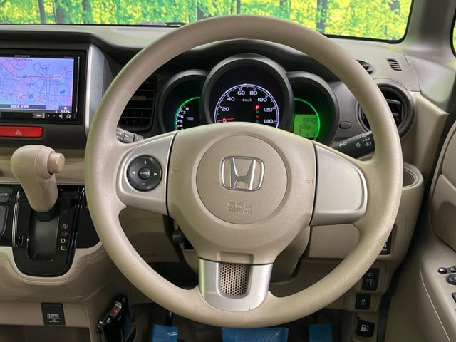 �C���e���A�ɍ��킹���f�U�C���̃X�e�A�����O�́A�^�]�������̂��Ƃ��l���A�^�]���₷���`��A�傫���ł��B�����x�A���ۂɐG���Ă��m���߂��������B