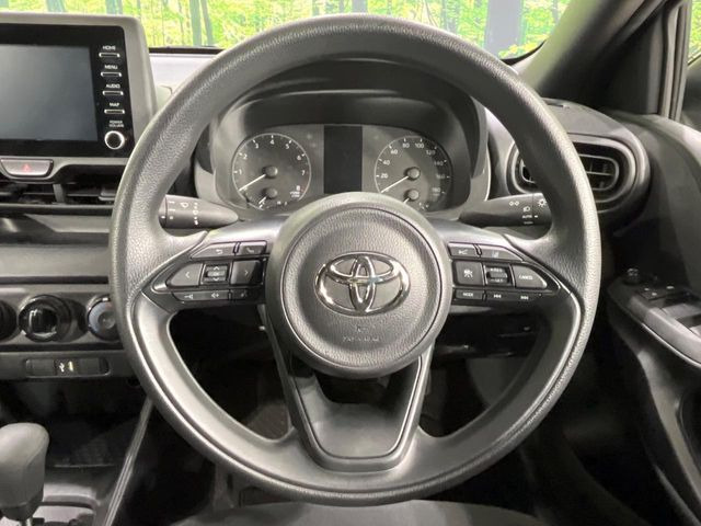 �C���e���A�ɍ��킹���f�U�C���̃X�e�A�����O�́A�^�]�������̂��Ƃ��l���A�^�]���₷���`��A�傫���ł��B�����x�A���ۂɐG���Ă��m���߂��������B