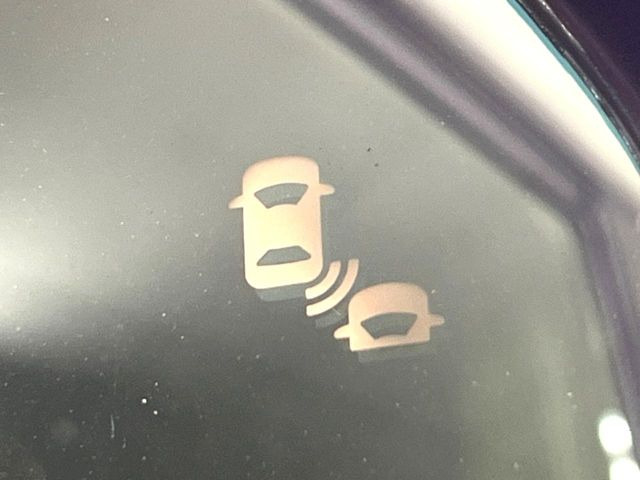 【ブラインドスポットインフォメーション】走行中、ドアミラーの死角になりやすい箇所に後続車が接近するとサイドミラー付近に警告を表示、ドライバーに注意喚起をしてくれます。