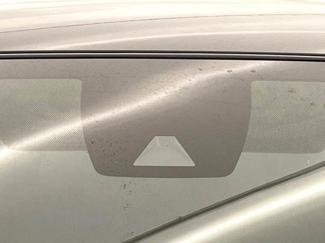 【トヨタセーフティセンス】走行中に前方の車両等を認識し、衝突しそうな時は警報とブレーキで衝突回避と被害軽減をアシスト。より安全にドライブをお楽しみいただけます。