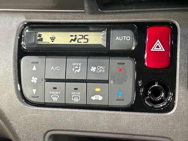 【オートエアコン】一度お好みの温度に設定すれば、車内の温度を検知し風量や温度を自動で調整。暑い&hellip;寒い&hellip;と何度もスイッチ操作をする必要はありません。快適な車内空間には必須の機能ですね♪