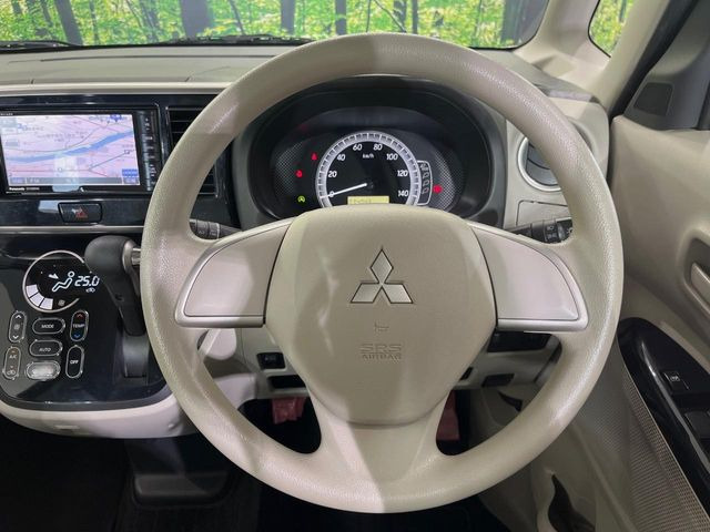 �C���e���A�ɍ��킹���f�U�C���̃X�e�A�����O�́A�^�]�������̂��Ƃ��l���A�^�]���₷���`��A�傫���ł��B�����x�A���ۂɐG���Ă��m���߂��������B