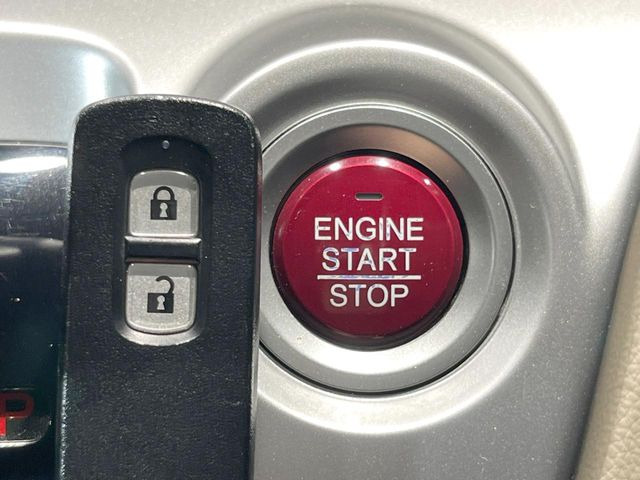 �yHonda�X�}�[�g�L�[�z�J�o����|�P�b�g�ɓ��ꂽ�܂܂ł��h�A�̎{���E�������\�ȃX�}�[�g�L�[�𑕔��B�G���W���̃I���E�I�t�����J�M�����o���K�v����������Ƃ��Ă��֗��ł���