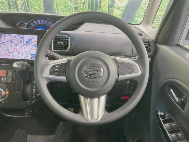 �C���e���A�ɍ��킹���f�U�C���̃X�e�A�����O�́A�^�]�������̂��Ƃ��l���A�^�]���₷���`��A�傫���ł��B�����x�A���ۂɐG���Ă��m���߂��������B