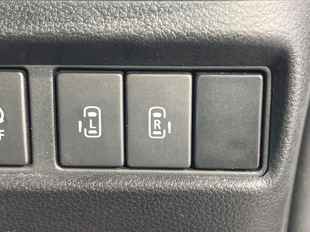 【両側パワースライドドア】スマートキーや運転席のスイッチで後席両側スライドドアの開閉が可能♪電動だから力を入れてドアを開ける必要が無く、小さなお子様でも簡単に開け閉めでき快適です♪