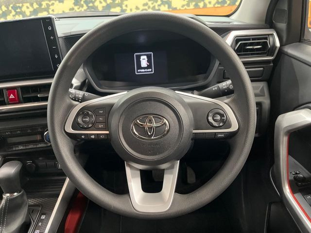 �C���e���A�ɍ��킹���f�U�C���̃X�e�A�����O�́A�^�]�������̂��Ƃ��l���A�^�]���₷���`��A�傫���ł��B�����x�A���ۂɐG���Ă��m���߂��������B