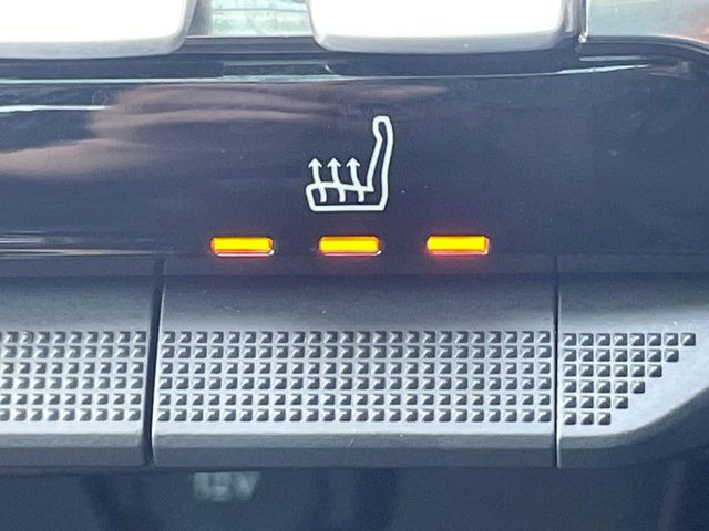 ●フロントシートヒーティング:運転席・助手席共に三段階で調節が可能なシートヒーターを装備しております。季節を問わず快適にご使用いただけます。