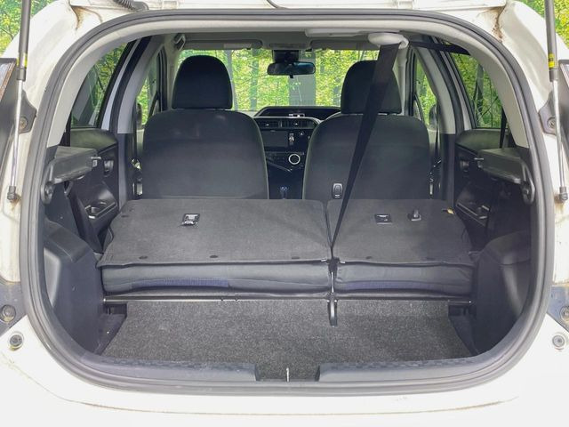 後席を格納すると、これだけの広さが!シーンに合わせたシートアレンジで、大きな荷物も積むことが出来ます♪