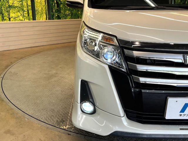 【LEDヘッドライト】悪天候や夜間走行時も良好な視界を確保し安心して運転できる高輝度LEDヘッドライトを装備!点灯速度が早く、消費電力も抑えられています。