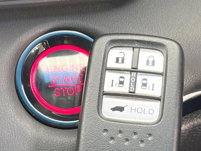 �yHonda�X�}�[�g�L�[�z�J�o����|�P�b�g�ɓ��ꂽ�܂܂ł��h�A�̎{���E�������\�ȃX�}�[�g�L�[�𑕔��B�G���W���̃I���E�I�t�����J�M�����o���K�v����������Ƃ��Ă��֗��ł���