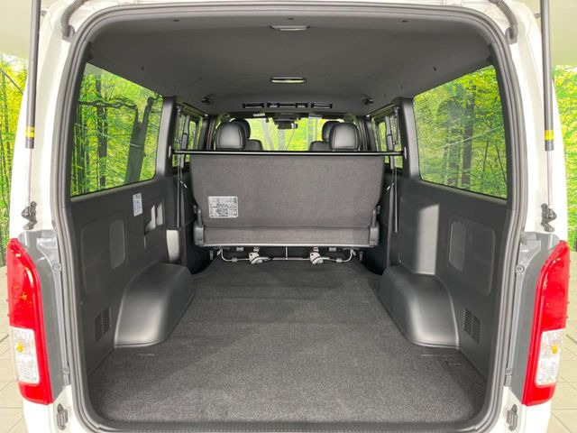 普段のお買い物や通勤、送迎等に十分な荷室スペースを確保しております。セカンドシートを倒すと、大きな荷物の積載も可能です♪