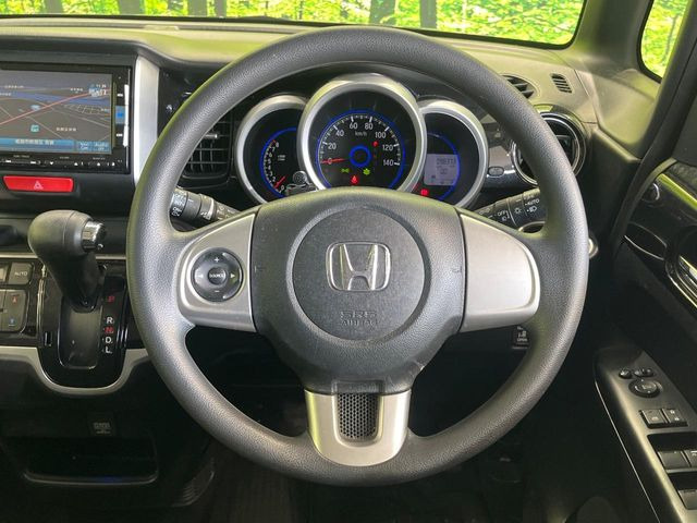 �C���e���A�ɍ��킹���f�U�C���̃X�e�A�����O�́A�^�]�������̂��Ƃ��l���A�^�]���₷���`��A�傫���ł��B�����x�A���ۂɐG���Ă��m���߂��������B