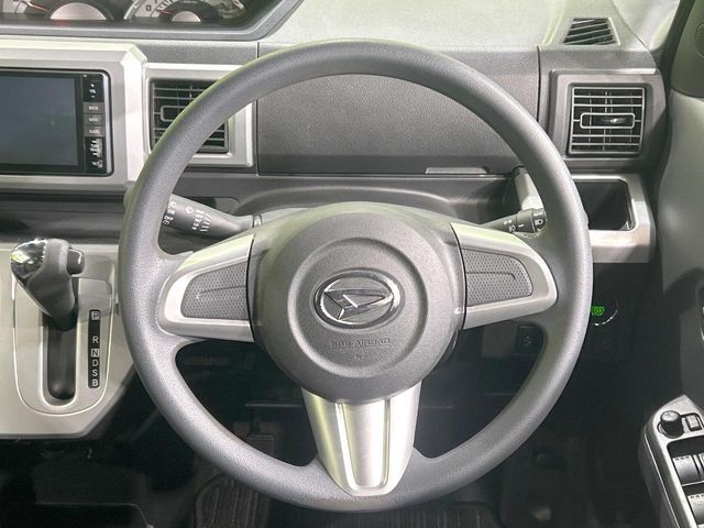 �C���e���A�ɍ��킹���f�U�C���̃X�e�A�����O�́A�^�]�������̂��Ƃ��l���A�^�]���₷���`��A�傫���ł��B�����x�A���ۂɐG���Ă��m���߂��������B