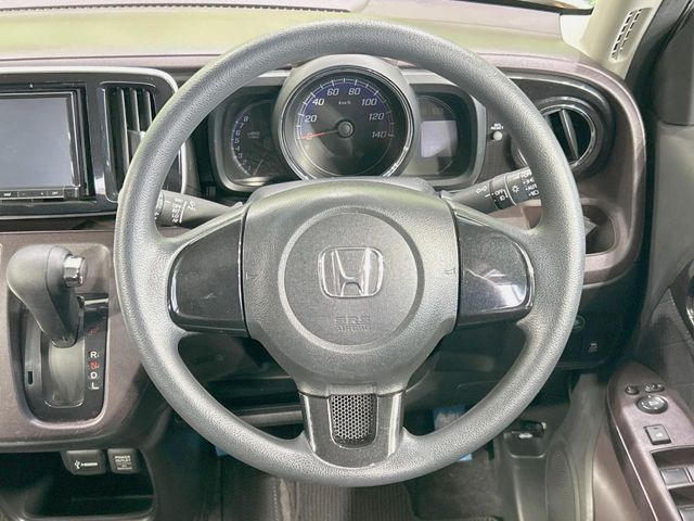 �C���e���A�ɍ��킹���f�U�C���̃X�e�A�����O�́A�^�]�������̂��Ƃ��l���A�^�]���₷���`��A�傫���ł��B�����x�A���ۂɐG���Ă��m���߂��������B