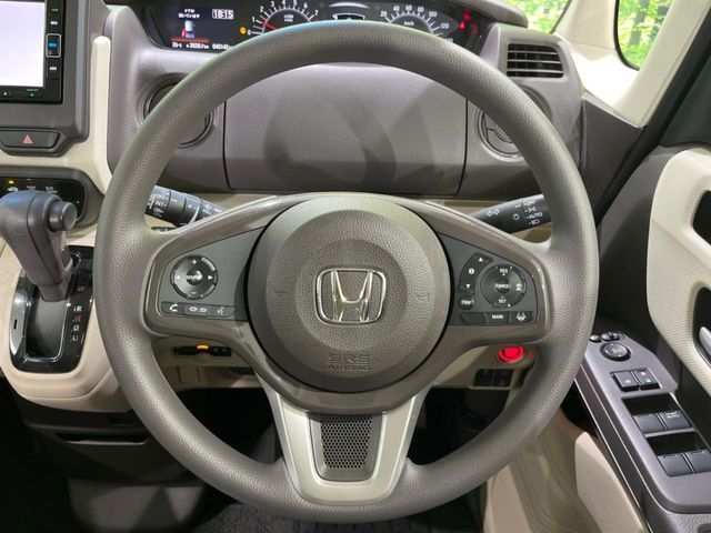 �C���e���A�ɍ��킹���f�U�C���̃X�e�A�����O�́A�^�]�������̂��Ƃ��l���A�^�]���₷���`��A�傫���ł��B�����x�A���ۂɐG���Ă��m���߂��������B
