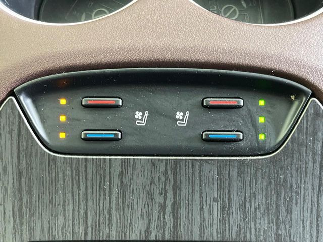 【シートヒーター&ベンチレーション】夏場は涼しい風でお尻や背中の熱やムレを防ぎ、冬はエアコンよりも早く温まってポカポカに!季節を問わず快適に過ごせます。