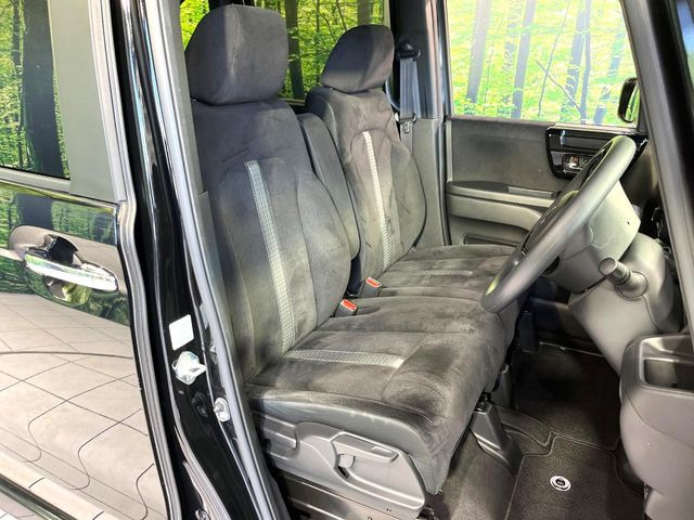 運転席まわりには十分なスペースがあり、大柄な方でもゆったり運転していただける環境です。