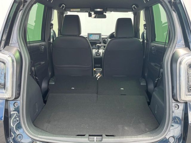 普段のお買い物や通勤、送迎等に十分な荷室スペースを確保しております。セカンドシートを倒すと、大きな荷物の積載も可能です♪