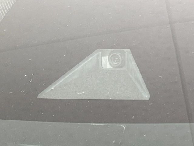 【トヨタセーフティセンス】走行中に前方の車両等を認識し、衝突しそうな時は警報とブレーキで衝突回避と被害軽減をアシスト。より安全にドライブをお楽しみいただけます。