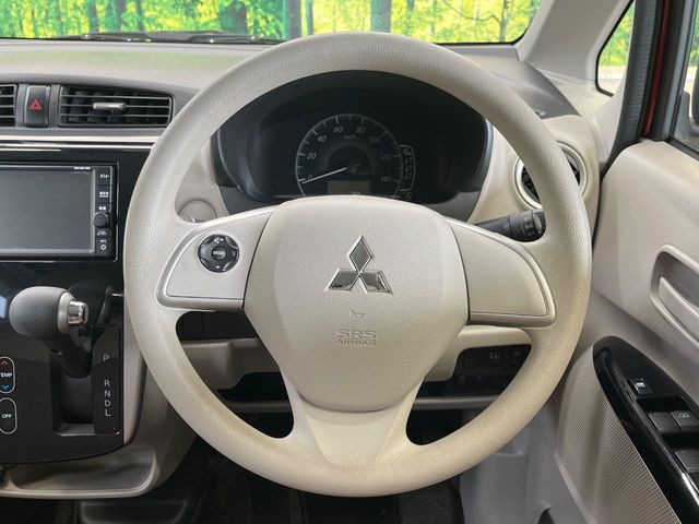 �C���e���A�ɍ��킹���f�U�C���̃X�e�A�����O�́A�^�]�������̂��Ƃ��l���A�^�]���₷���`��A�傫���ł��B�����x�A���ۂɐG���Ă��m���߂��������B