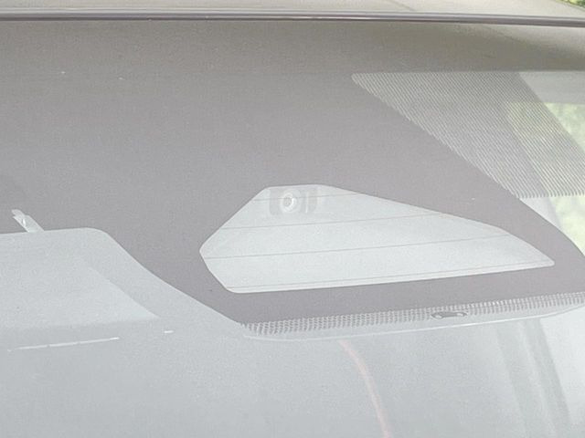 【プリクラッシュセーフティ】前方の車両等を検知し、衝突しそうな時は警報で注意を促し、ブレーキを踏む力をサポート。ブレーキを踏めなかった場合は衝突被害軽減ブレーキが作動、衝突回避をサポートします。