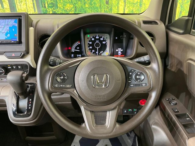 �C���e���A�ɍ��킹���f�U�C���̃X�e�A�����O�́A�^�]�������̂��Ƃ��l���A�^�]���₷���`��A�傫���ł��B�����x�A���ۂɐG���Ă��m���߂��������B
