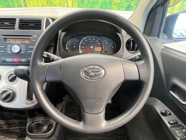 �C���e���A�ɍ��킹���f�U�C���̃X�e�A�����O�́A�^�]�������̂��Ƃ��l���A�^�]���₷���`��A�傫���ł��B�����x�A���ۂɐG���Ă��m���߂��������B