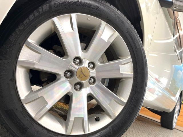 �y����18�C���`�A���~�z�C�[���z�O�ςɃ}�b�`���������A���~�z�C�[���𑕒����Ă���܂��B�e��ЊO�A���~�z�C�[����A�X�^�b�h���X�^�C�����戵�����Ă���܂��B���񂲑��k����������