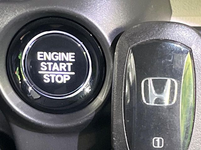 �yHonda�X�}�[�g�L�[�z�J�o����|�P�b�g�ɓ��ꂽ�܂܂ł��h�A�̎{���E�������\�ȃX�}�[�g�L�[�𑕔��B�G���W���̃I���E�I�t�����J�M�����o���K�v����������Ƃ��Ă��֗��ł���