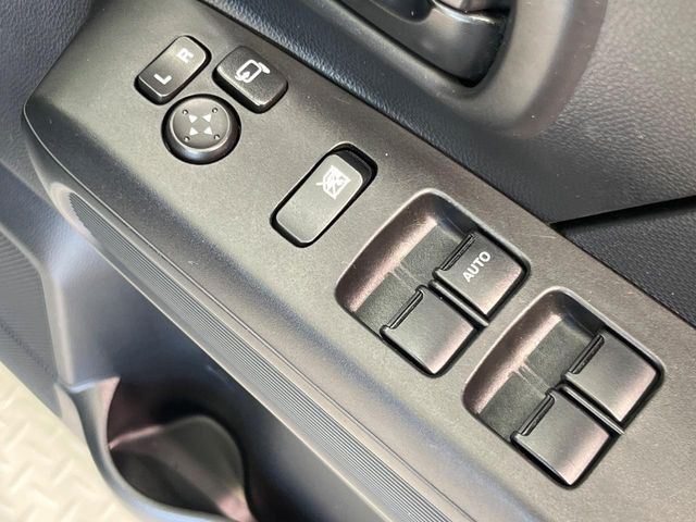 【電動格納ミラー】サイドミラーは電動格納式となっており、狭い駐車場でもキズがつくリスクを抑えられます。