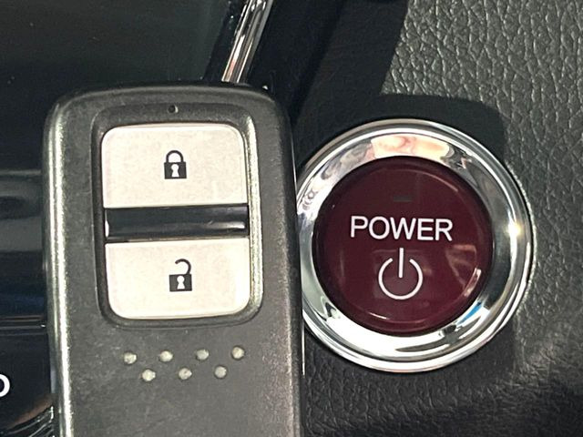 �yHonda�X�}�[�g�L�[�z�J�o����|�P�b�g�ɓ��ꂽ�܂܂ł��h�A�̎{���E�������\�ȃX�}�[�g�L�[�𑕔��B�G���W���̃I���E�I�t�����J�M�����o���K�v����������Ƃ��Ă��֗��ł���