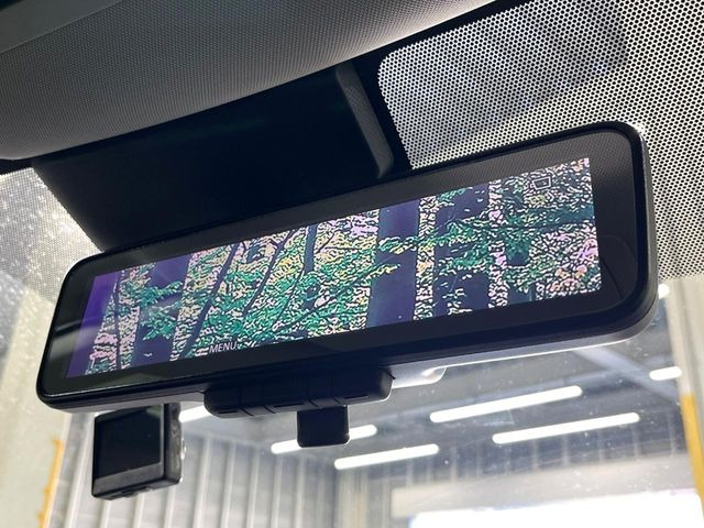 【インテリジェントルームミラー】後席の大きな荷物や同乗者で後方が確認しづらい時でも安心!カメラが撮影した車両後方の映像をルームミラー内に表示。クリアな視界で状況の確認が可能です!