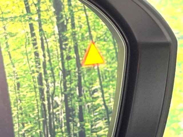 【後方車輛検知】走行中、ドアミラーの死角になりやすい箇所に後続車が接近するとサイドミラー付近に警告を表示、ドライバーに注意喚起をしてくれます。
