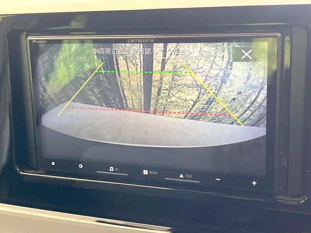 【バックカメラ】駐車時に後方がリアルタイム映像で確認できます。大型商業施設や立体駐車場での駐車時や、夜間のバック時に大活躍!運転スキルに関わらず、今や必須となった装備のひとつです!