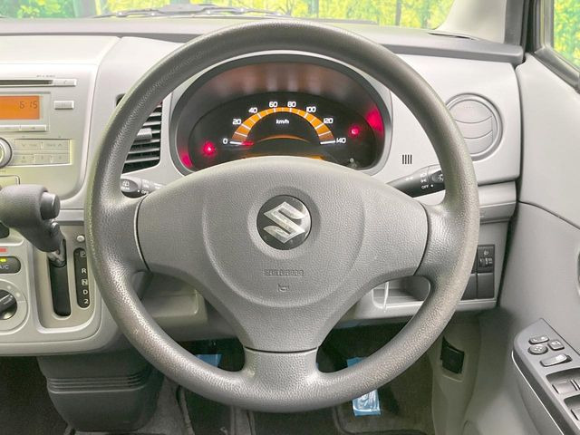 �C���e���A�ɍ��킹���f�U�C���̃X�e�A�����O�́A�^�]�������̂��Ƃ��l���A�^�]���₷���`��A�傫���ł��B�����x�A���ۂɐG���Ă��m���߂��������B