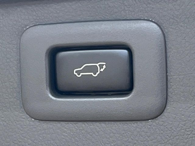 【パワーバックドア】スマートキーや運転席のボタンを押すだけでリアゲートが自動で開閉します!荷物を持っている時や、高い位置にあるバックドアを閉める際に便利な機能です♪