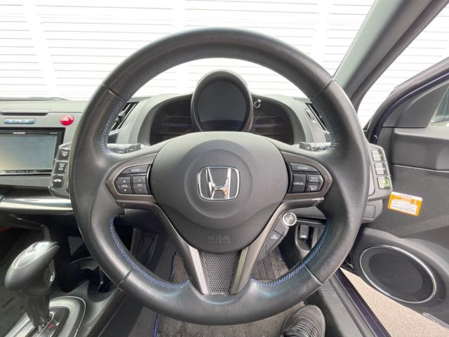 �C���e���A�ɍ��킹���f�U�C���̃X�e�A�����O�́A�^�]�������̂��Ƃ��l���A�^�]���₷���`��A�傫���ł��B�����x�A���ۂɐG���Ă��m���߂��������B