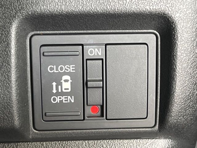 【パワースライドドア】スマートキーや運転席のスイッチでスライドドアの開閉が可能♪電動だから力を入れてドアを開ける必要が無く、小さいお子様でも、重い荷物を持っている時もラクに開け閉めできます♪