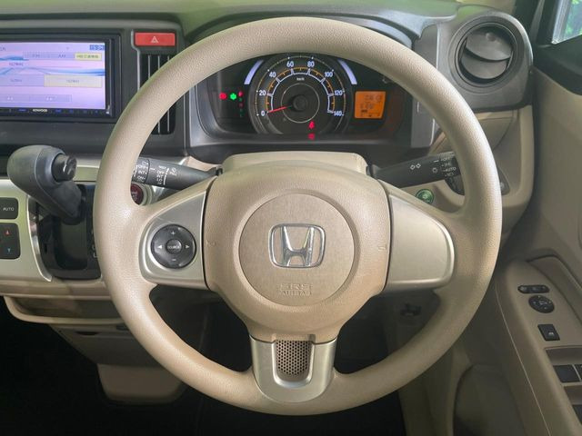 �C���e���A�ɍ��킹���f�U�C���̃X�e�A�����O�́A�^�]�������̂��Ƃ��l���A�^�]���₷���`��A�傫���ł��B�����x�A���ۂɐG���Ă��m���߂��������B