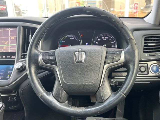 �C���e���A�ɍ��킹���f�U�C���̃X�e�A�����O�́A�^�]�������̂��Ƃ��l���A�^�]���₷���`��A�傫���ł��B�����x�A���ۂɐG���Ă��m���߂��������B